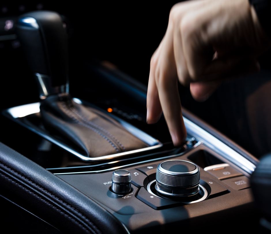 CENTER COMMANDER ใช้ควบคุม Mazda Connect ผ่านเมนูคำสั่งบนจอ Center Display จัดวางในตำแหน่งที่ผู้ขับขี่ใช้งานได้อย่างสะดวกสบาย ช่วยเพิ่มความปลอดภัยในการขับขี่